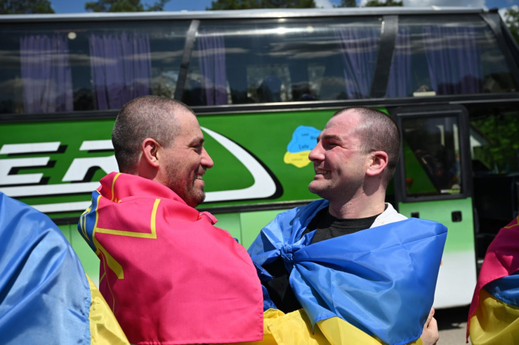 Після довгих років неволі: до рідної Дніпропетровщини з російського полону повернулися девʼятеро захисників