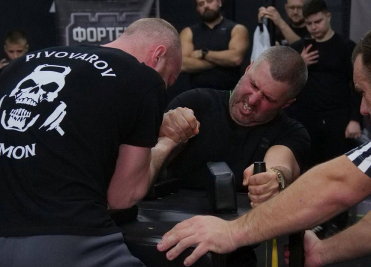 Чемпіонат з армрестлінгу - фото управління преси виконкому Криворізької міської ради