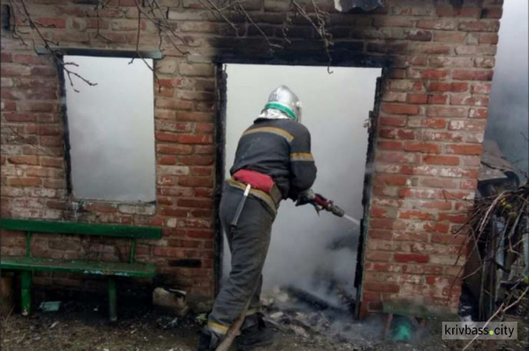 В Кривом Роге сгорел заброшенный дом в частном секторе