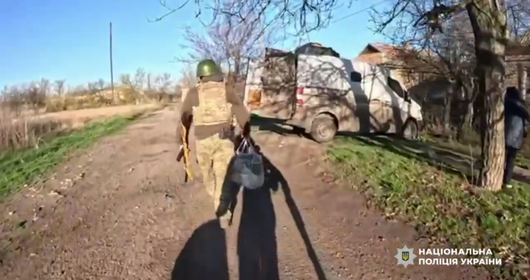 Евакуація під загрозою обстрілів: група «Білі янголи» продовжують рятувати літніх людей на Дніпропетровщині