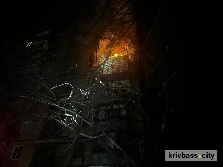 Пожежа у багатоповерхівці Кривого Рогу: росіяни продовжують обстрілювати житлові квартали міста