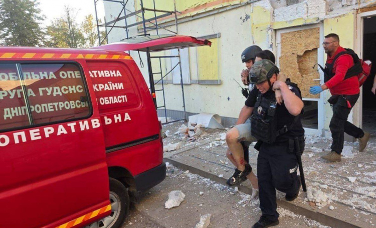 Допомога пораненим після російського обстрілу - фото пресслужба Дніпропетровської ОВА