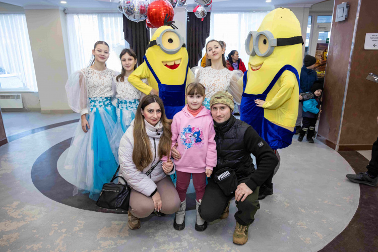 Нові теплі традиції: ветеранів Метінвесту з родинами запросили на святковий кінопоказ у Кривому Розі