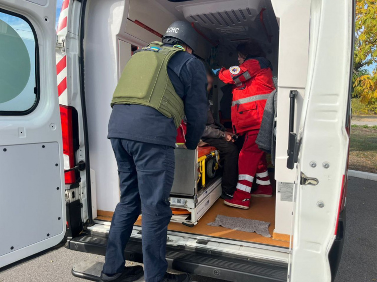 Допомога пораненим після російського обстрілу - фото пресслужба Дніпропетровської ОВА