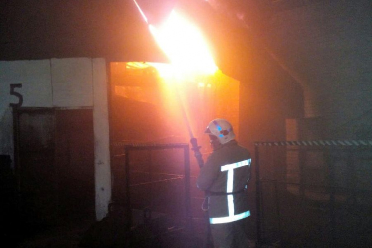 В Кривом Роге случился пожар на территории одного из заводов (фото, видео)