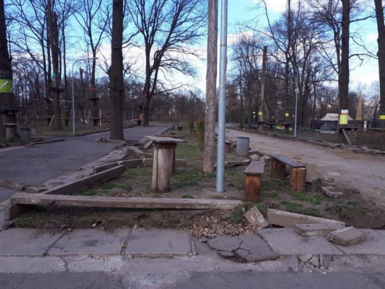 В Кривом Роге парку имени Мершавцева "подарили" новые пешеходные тротуары (фото)