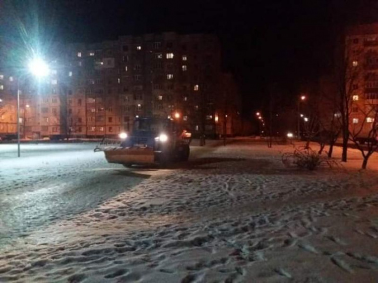 В Кривом Роге всю ночь чистили тротуары и пешеходные дорожки (фото)