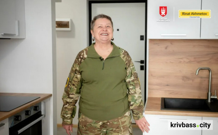 Захисниця Маріуполя Тетяна «Хрещена» Теплюк отримала квартиру від Ріната Ахметова до свого 74-річчя