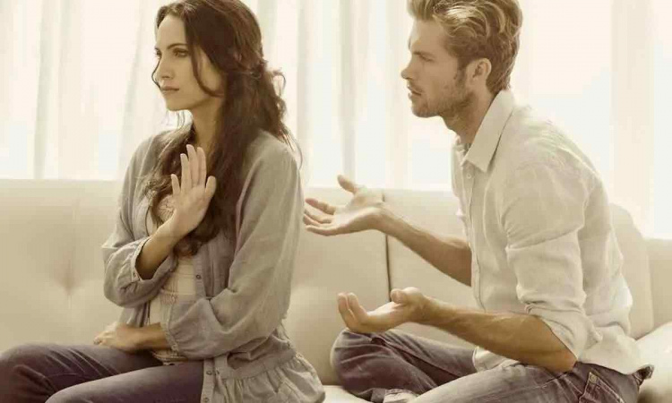 Чоловік та жінка говорять, конфлікт та складна розмова - фото з відкритих джерел