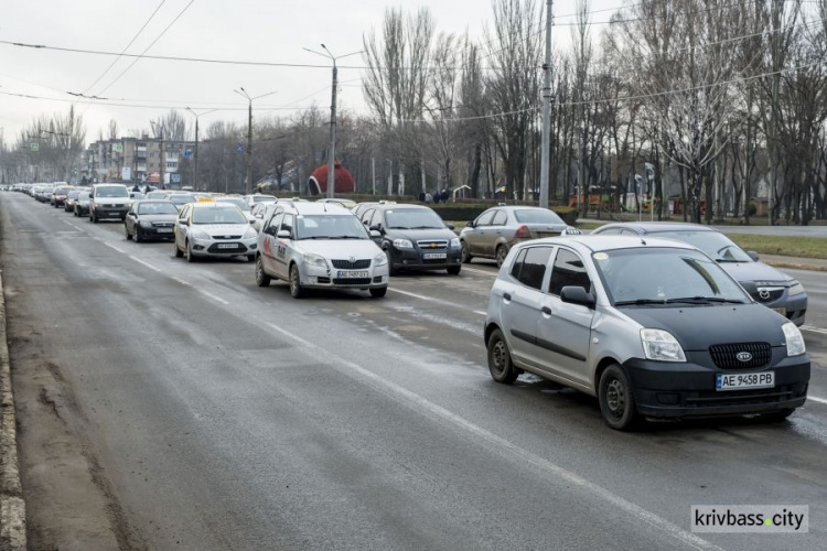 Таксисти Кривого Рогу вимагають підвищити тарифи на послуги