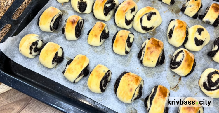 Міні-булочки з маком: легкий рецепт для смачних шкільних перекусів - фото скріншот з відео