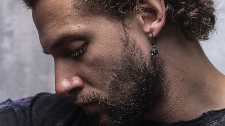 Від піратів до зірок: що символізує сережка у чоловічому вусі - фото з відкритих джерел