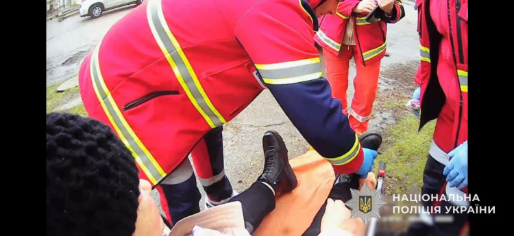 Посковзнулась на льоду: на Дніпропетровщині поліцейські врятували пенсіонерку