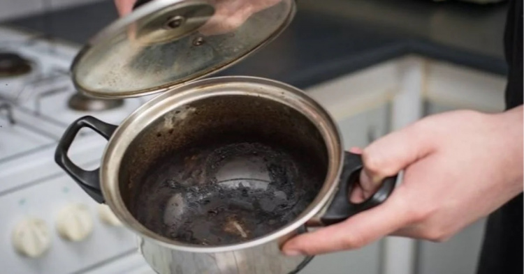 Пригоріла каструля? 4 прості способи повернути їй чистоту - фото з відкритих джерел