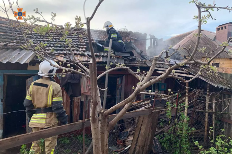 У Покровському районі сталася пожежа у приватному домі: подробиці від рятувальників