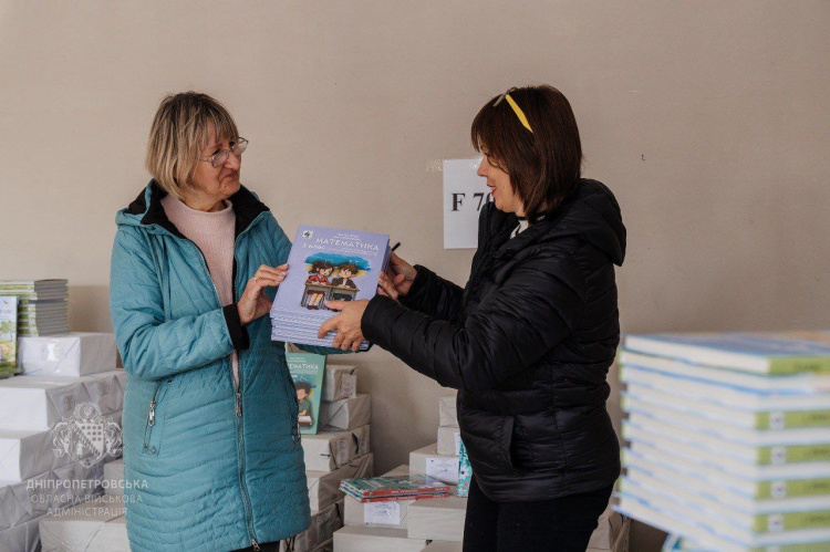 Безбарʼєрний буквар: на Дніпропетровщині отримали тисячі книжок для дітей з особливими потребами 