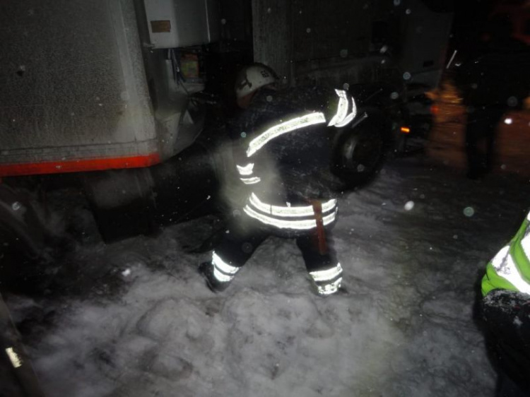 Спасатели Днепропетровщины продолжают оказывать помощь заложникам непогоды (фото)