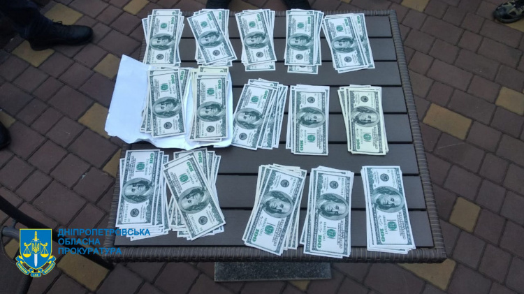 Щоб “відмазати” злочинця, поліцейський у Кривому Розі взяв $15 000