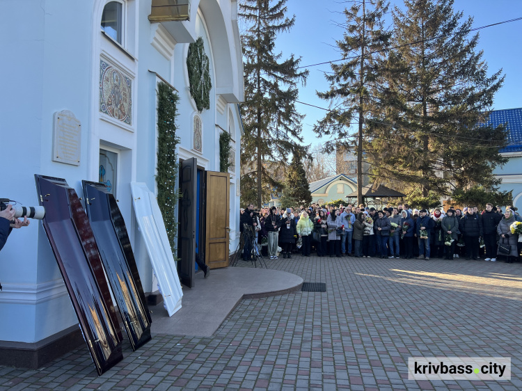 Рідні по життю - рідні на небесах: у Кривому Розі попрощалися з загиблими внаслідок ракетного обстрілу 17 січня