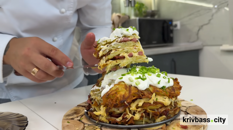 Торт із дерунів із сиром та ковбасками: покроковий рецепт