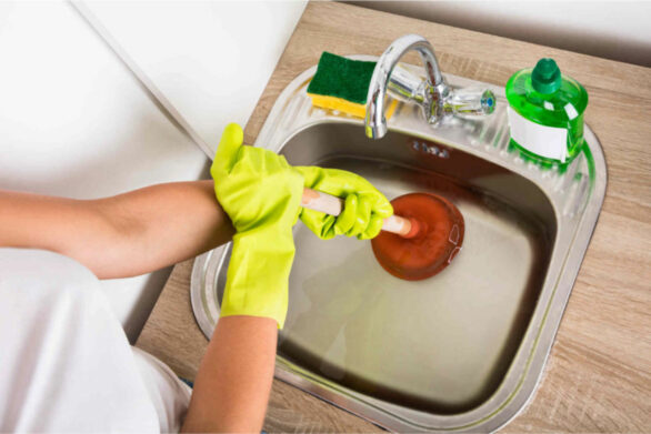 Як прочистити забиту раковину підручними засобами, які є на кухні: корисні поради
