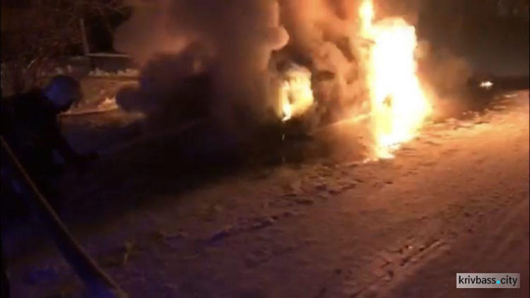 Возле многоэтажки в Кривом Роге сгорела иномарка (ФОТО)