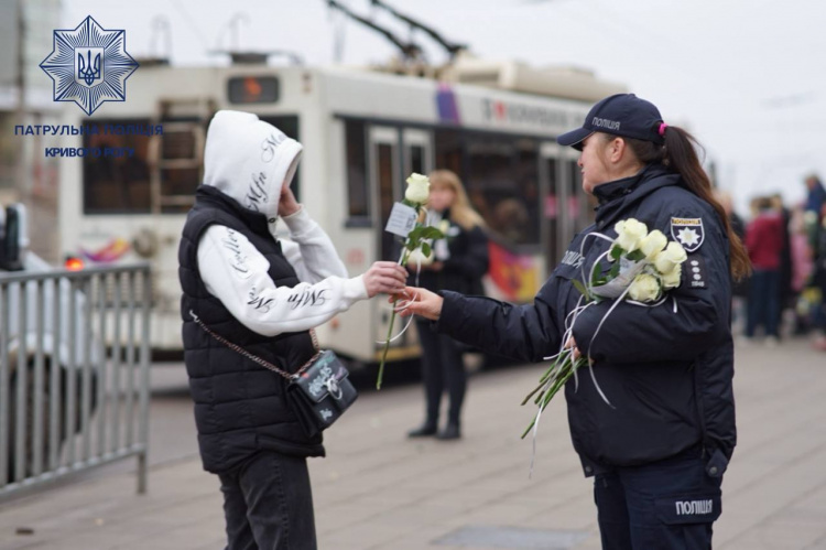 На вулицях Кривого Рогу жінкам дарували троянди - фото Патрульна поліція Кривого Рогу