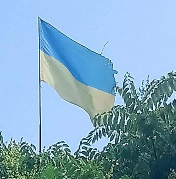 В Кривом Роге просят обновить государственный флаг Украины на зданиях (ФОТО)