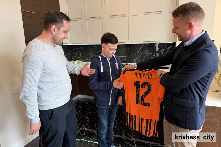 Незламний Роман Олексів, який вижив після обстрілу Вінниці у 2022 році, отримав квартиру від Ріната Ахметова