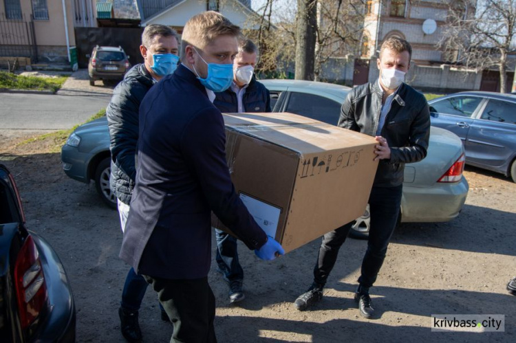 Губернатор області передав до Дніпровської міської лікарні №21 апарат ШВЛ екстра-класу