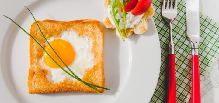 Смачний сніданок: яєчня в тості, запечена в духовці