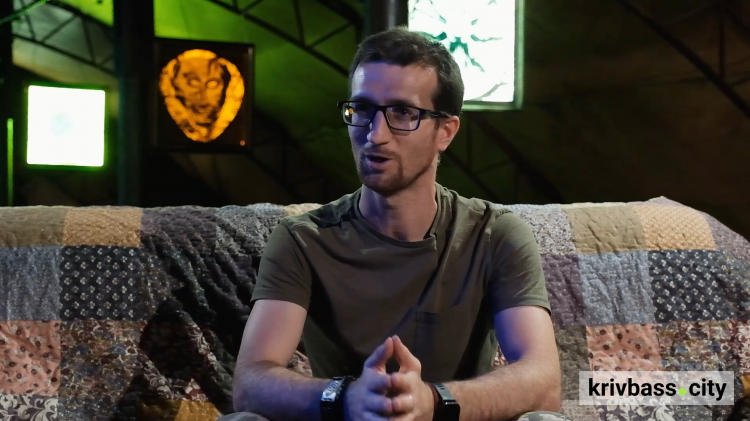 Мистецтво слова й війна: захисник і актор Павло Осіков розповів про волонтерські проєкти і 