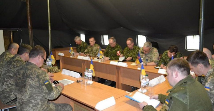 Бойцов криворожской 17 танковой бригады в зоне АТО посетила иностранная делегация