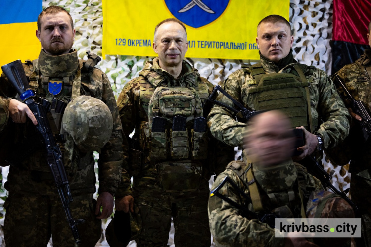 Пройшов шлях від навідника до командира: Головнокомандувач ЗСУ нагородив Героя з Криворіжжя "Срібним хрестом"