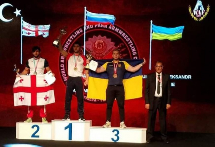 Криворожанин завоевал бронзу на Чемпионате мира по армрестлингу в Турции (ФОТО)