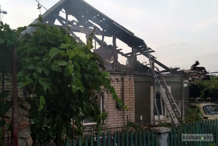 Спасатели больше 3 часов гасили пламя, которое охватило два частных дома
