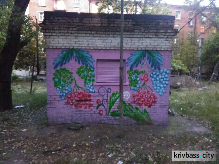 В Кривом Роге активисты расписывают стены зданий петриковской росписью (ФОТО)