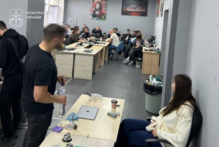 Хитрі схеми і сотні жертв: як працювали фейкові кол-центри у Кривому Розі