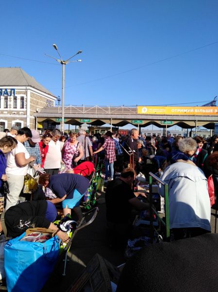 В Кривом Роге жителей призвали не покупать у "бабок" на Привокзальной площади