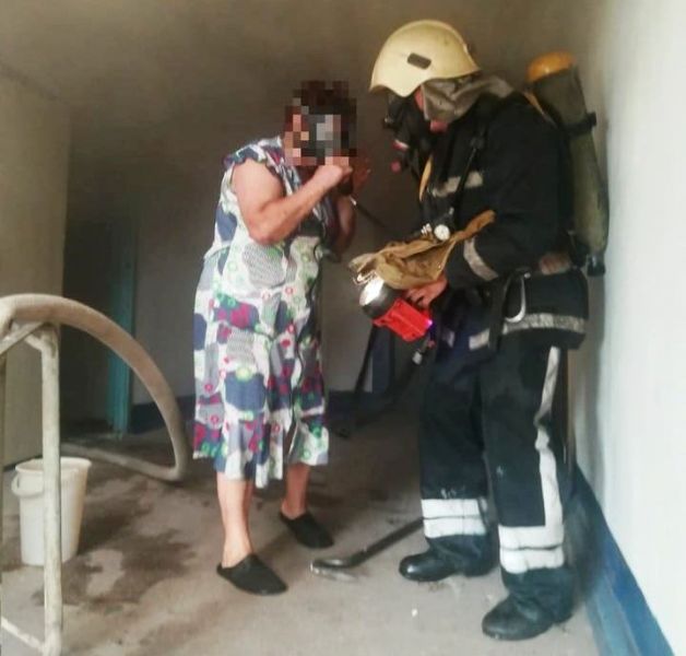 В Кривом Роге двое пенсионеров пострадали во время пожара, один скончался (фото)