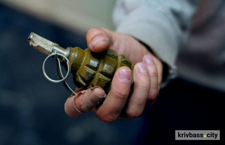 Кинув гранату, фото ілюстративне