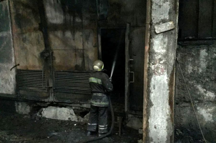 В Кривом Роге случился пожар на территории одного из заводов (фото, видео)