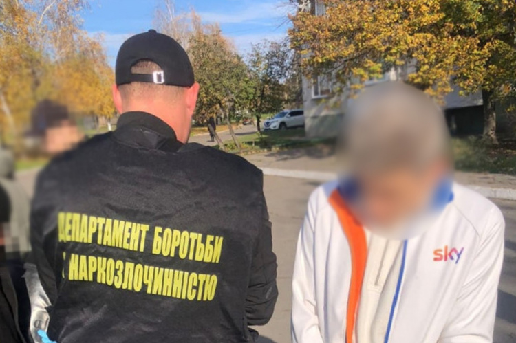 На Дніпропетровщині правоохоронці припинили діяльність нарколабораторії з виготовлення метамфетаміну