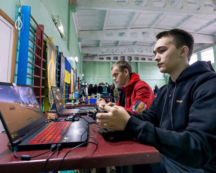  Молодь Кривого Рогу вчиться працювати з дронами: військові 129 ОВМБр провели тренінг  для студентів