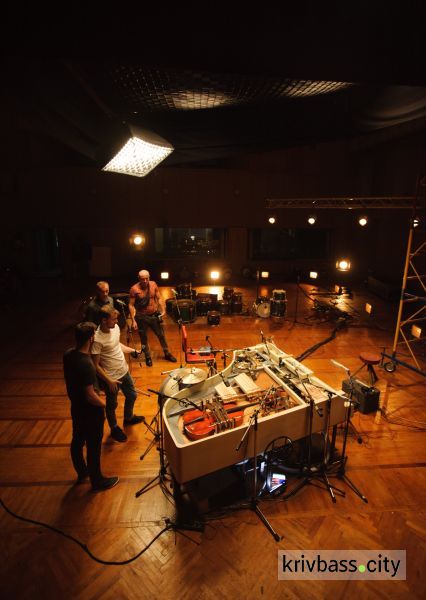 Популярная инди-группа из Кривого Рога создала и опробовала уникальный гибридный рояль (фото, видео)