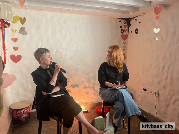 «Домашні читання» у Кривому Розі: Олена Гусейнова та Іванна Скиба-Якубова презентували свої поетичні збірки