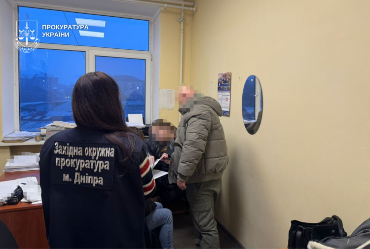 Недбалість лікарів: на Дніпропетровщині здорову руку дитини перетворили на зламану