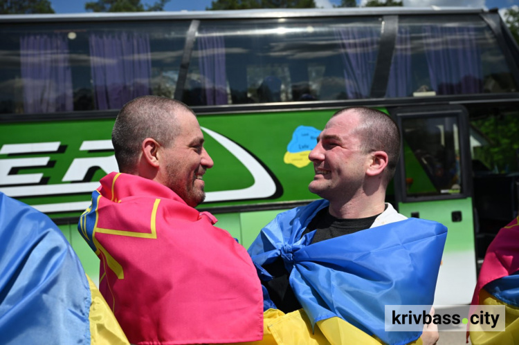 Після довгих років неволі: до рідної Дніпропетровщини з російського полону повернулися девʼятеро захисників