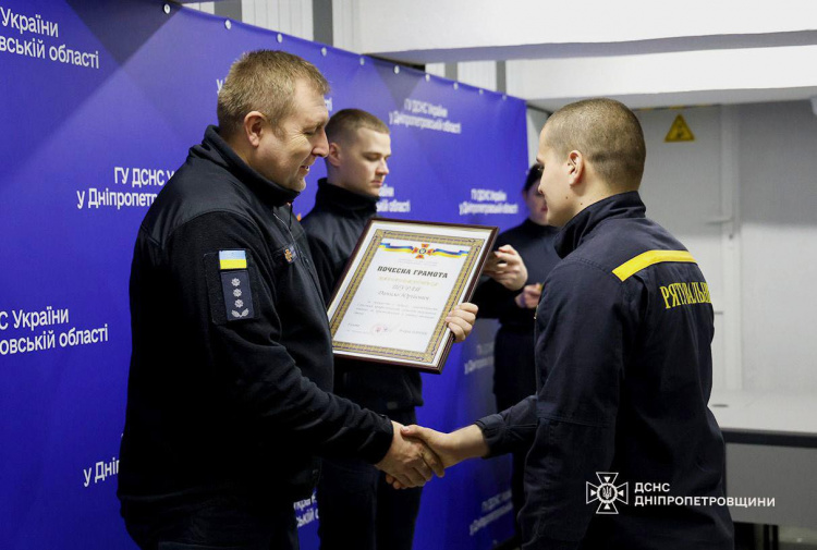 Ризикують життям щодня: надзвичайників Дніпропетровщини відзначили державними нагородами