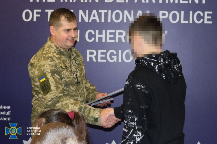 На Дніпропетровщині відзначили підлітків, які завадили планам російської розвідки - фото СБУ